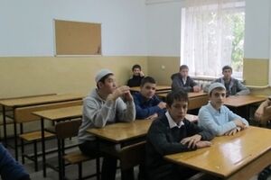 Здание захвачено вместе с учениками