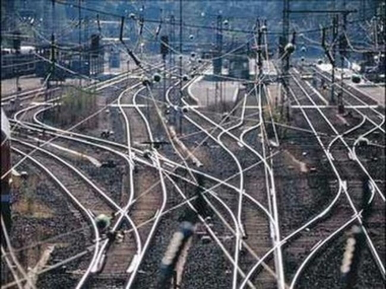 Неизвестные взорвали железнодорожные пути в двух областях