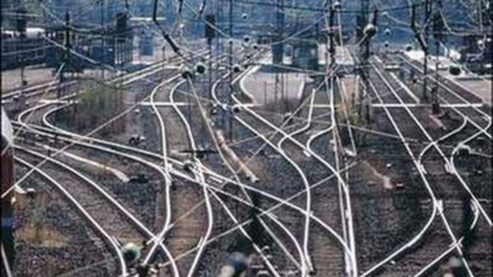 Неизвестные взорвали железнодорожные пути в двух областях