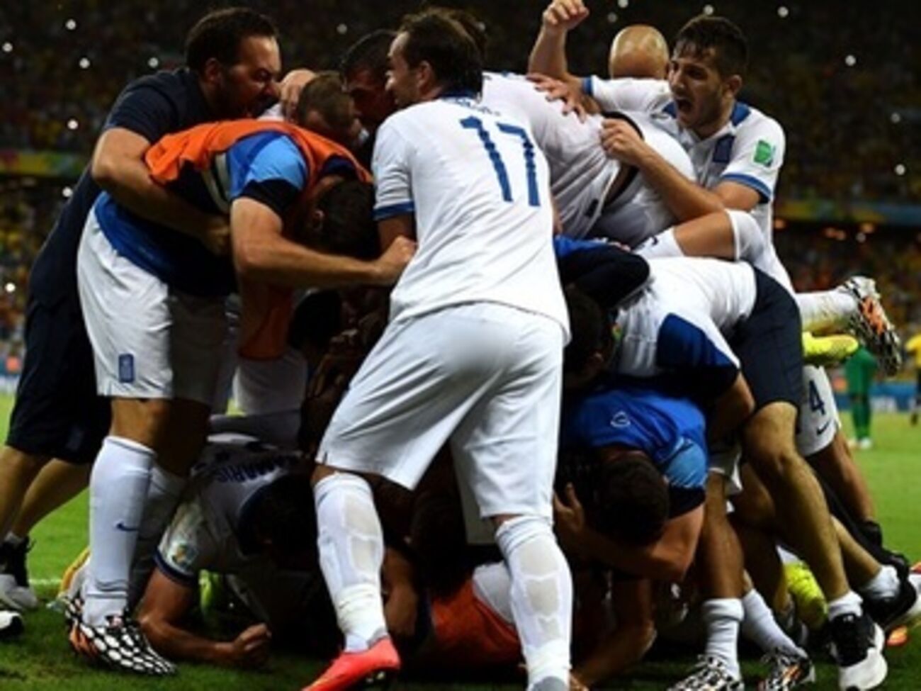 Сборная Греции радуется победному голу, забитому на последних секундах матча