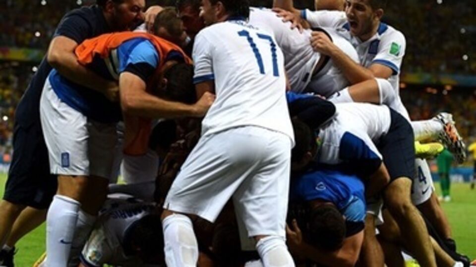 Сборная Греции радуется победному голу, забитому на последних секундах матча