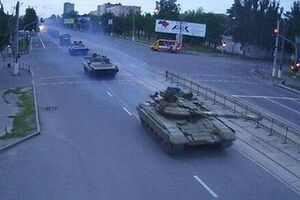 По оккупированному террористами Луганску перемещаются танки