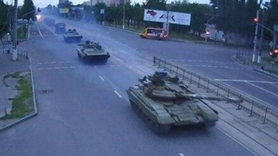 По оккупированному террористами Луганску перемещаются танки