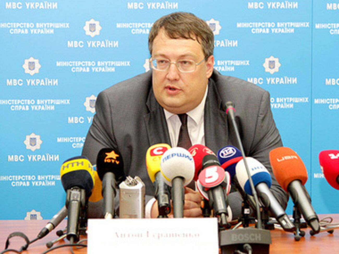 Антон Геращенко считает, что отмена Путиным решения о вводе войск в Украину ничего не даст.