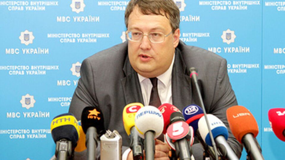 Антон Геращенко считает, что отмена Путиным решения о вводе войск в Украину ничего не даст.