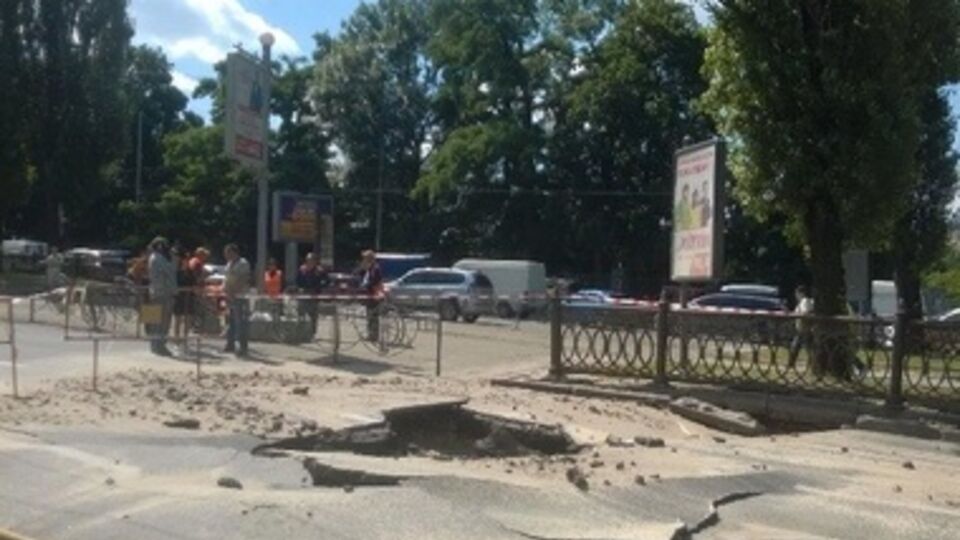 Из-за прорыва теплотрассы на бульваре Шевченко образовалась огромная пробка