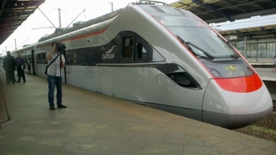 Новый скоростной поезд назвали "Тарпан"
