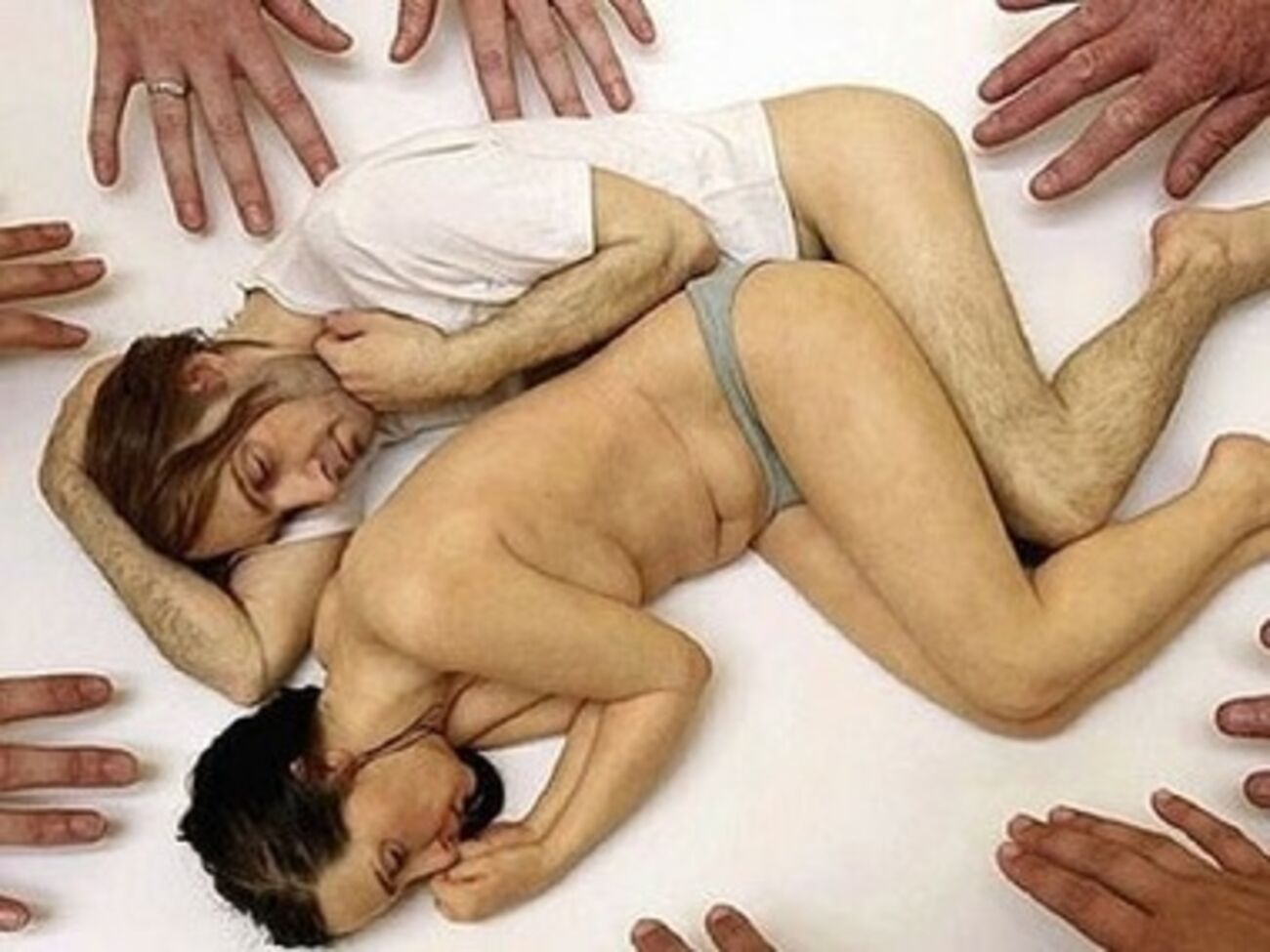 Скульптуры тел выполнены с максимальной детализацией