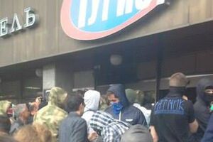 Милиция пытается восстановить правопорядок в админпомещении