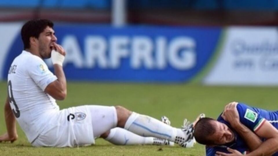 Суареса оштрафовали на 100 тыс. швейцарских франков