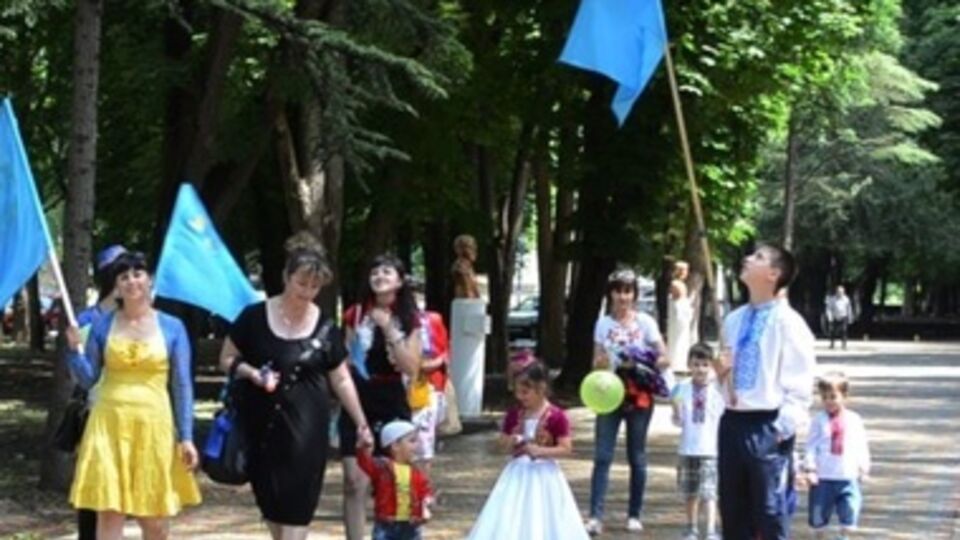 Украинцы и крымские татары вместе отпраздновали день крымскотатарского флага