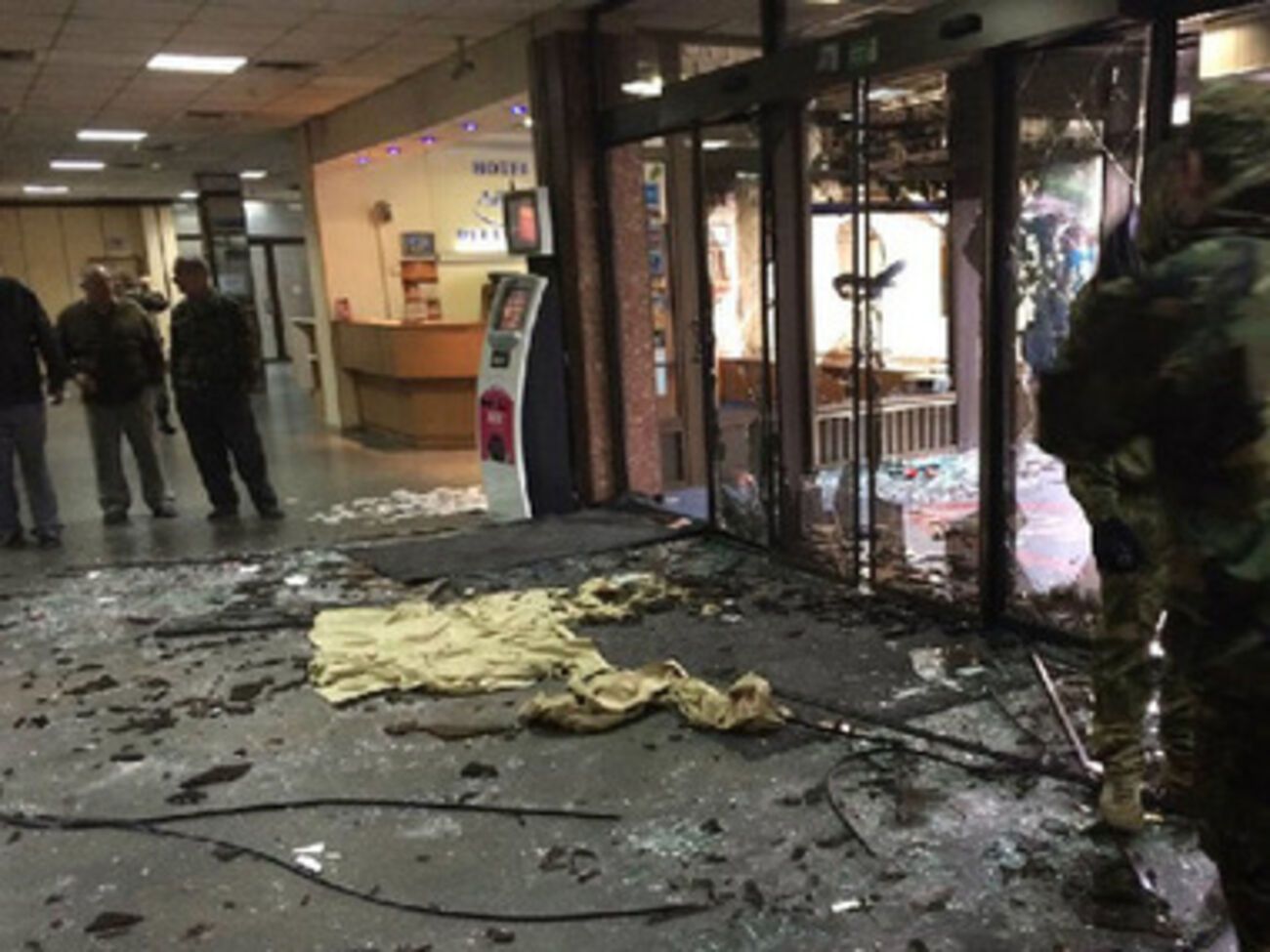 Неизвестные разбили в гостинице окна и двери, повредили мебель