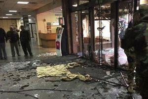 Неизвестные разбили в гостинице окна и двери, повредили мебель