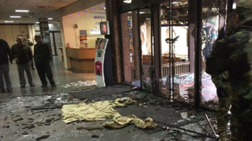 Неизвестные разбили в гостинице окна и двери, повредили мебель