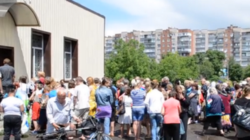 В Краматорске и Славянске выстраиваются огромные очереди за водой и продуктами. Фоторепортаж