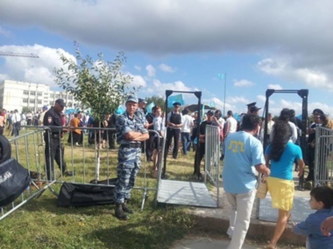 День крымскотатарского флага в Симферополе отметили с ОМОНом, снайперами и металлоискателями. Фоторепортаж.