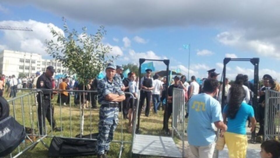 День крымскотатарского флага в Симферополе отметили с ОМОНом, снайперами и металлоискателями. Фоторепортаж.