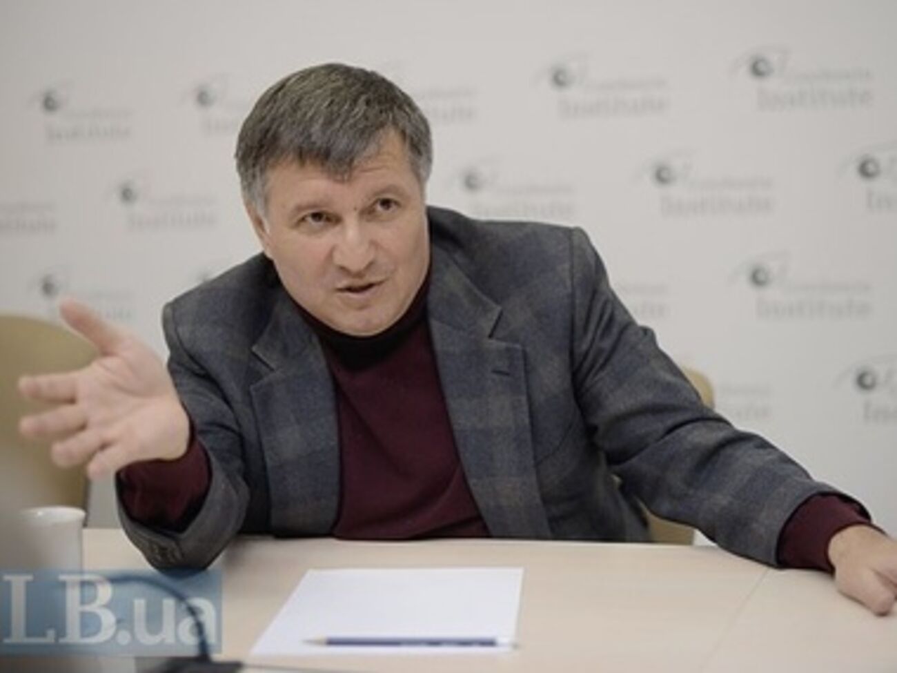 Если боевики не сложат оружие, то действия Украины будут жесткими, заверил Арсен Аваков