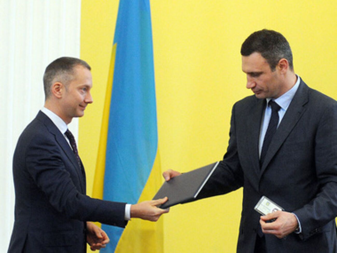 Глава Администрации президента вручил Виталию Кличко удостоверение главы КГГА