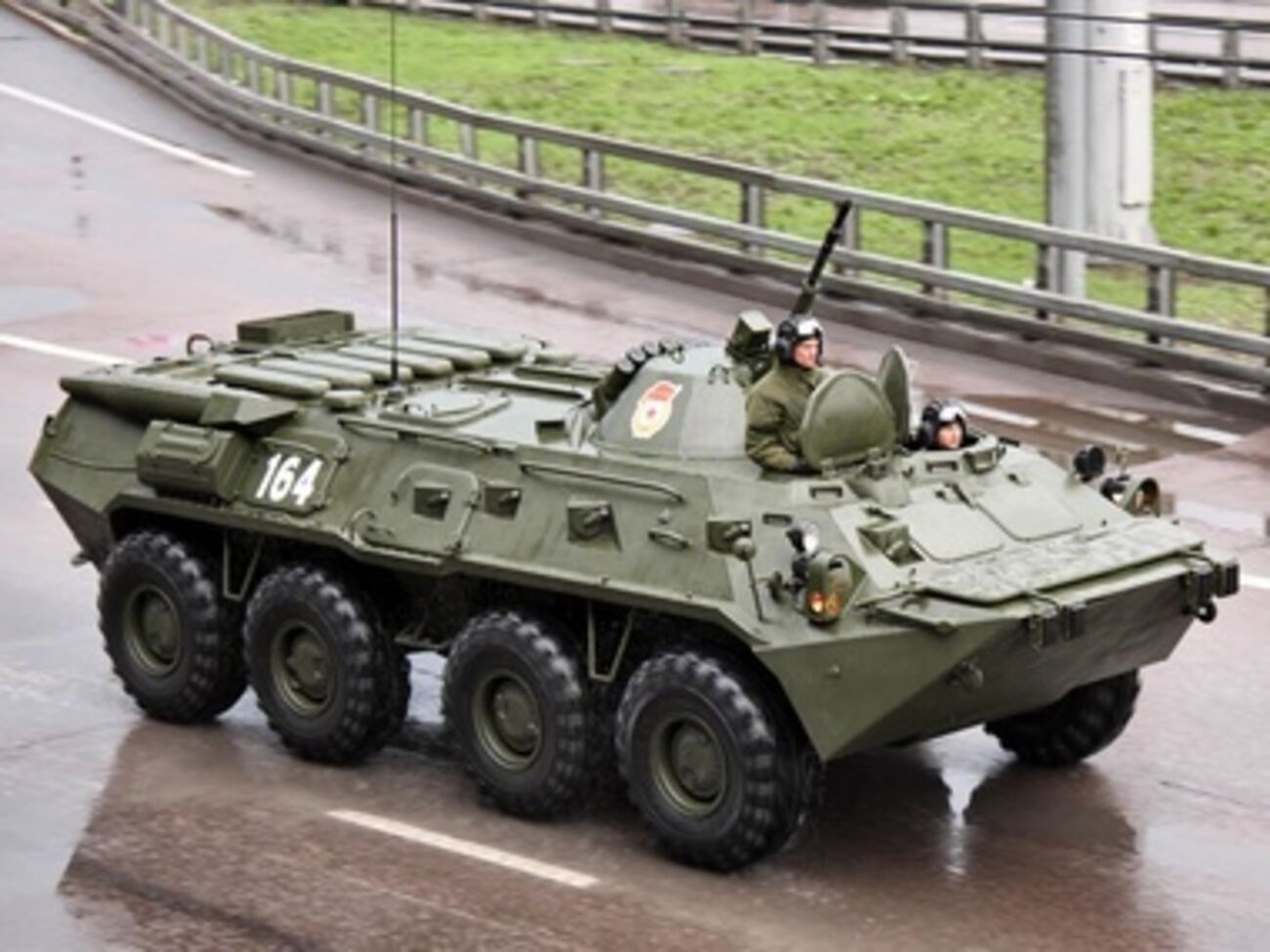 В Харькове сделают защитные решетки для 30 БТРов