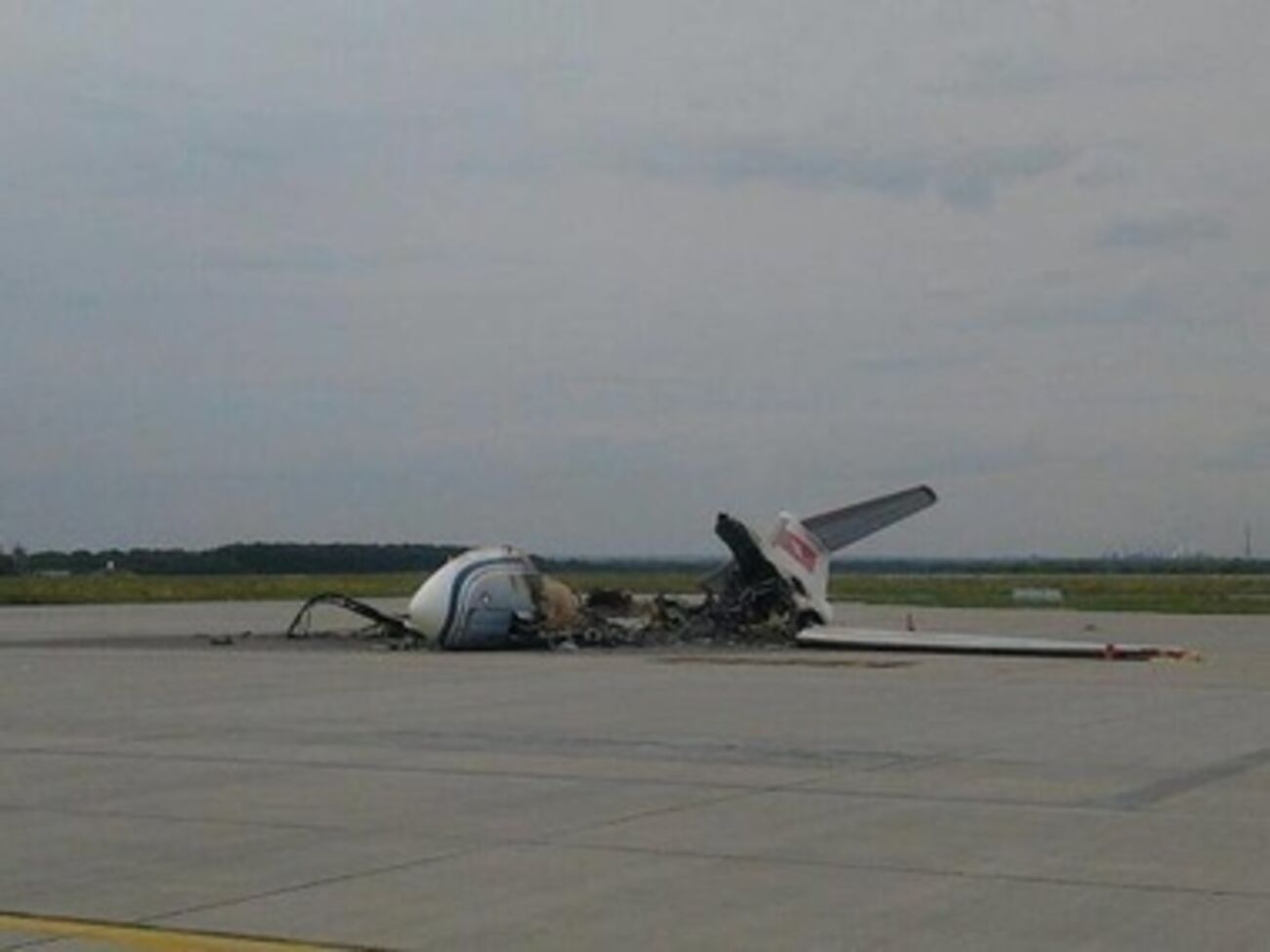 В ходе АТО было разрушены здание и техника аэропорта