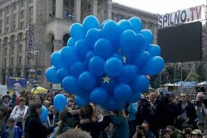 На киевском Евромайдане отпраздновали подписание ассоциации с ЕС. Фоторепортаж