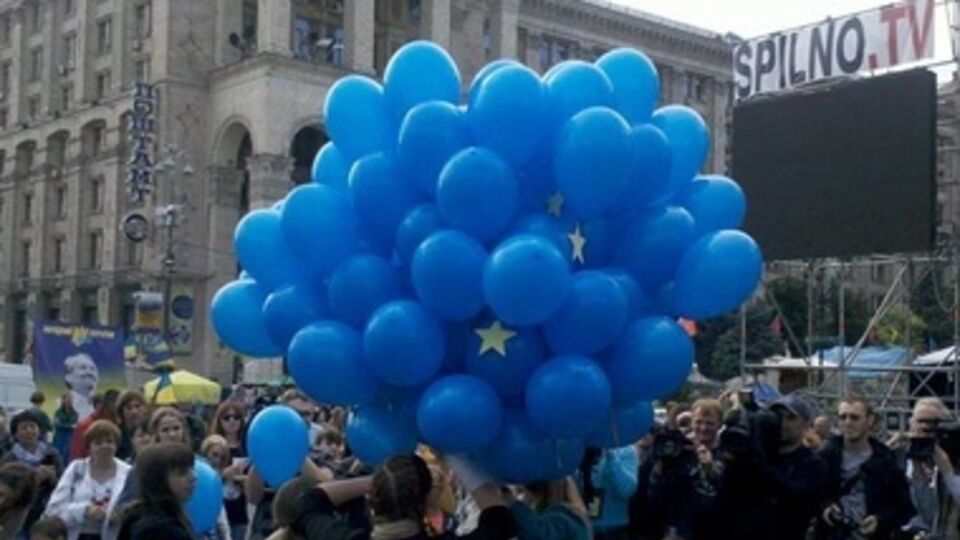 На киевском Евромайдане отпраздновали подписание ассоциации с ЕС. Фоторепортаж
