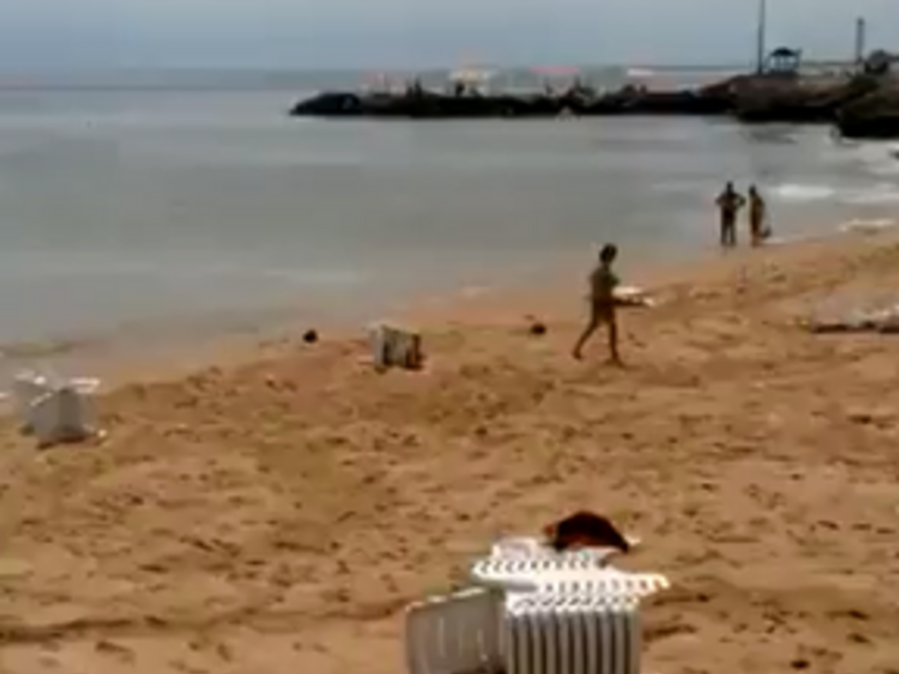 Пляж микрорайона Совиньон после прихода большой волны