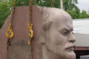 В Днепропетровске демонтировали гранитный памятник вождю мирового пролетариата