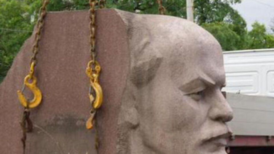 В Днепропетровске демонтировали гранитный памятник вождю мирового пролетариата