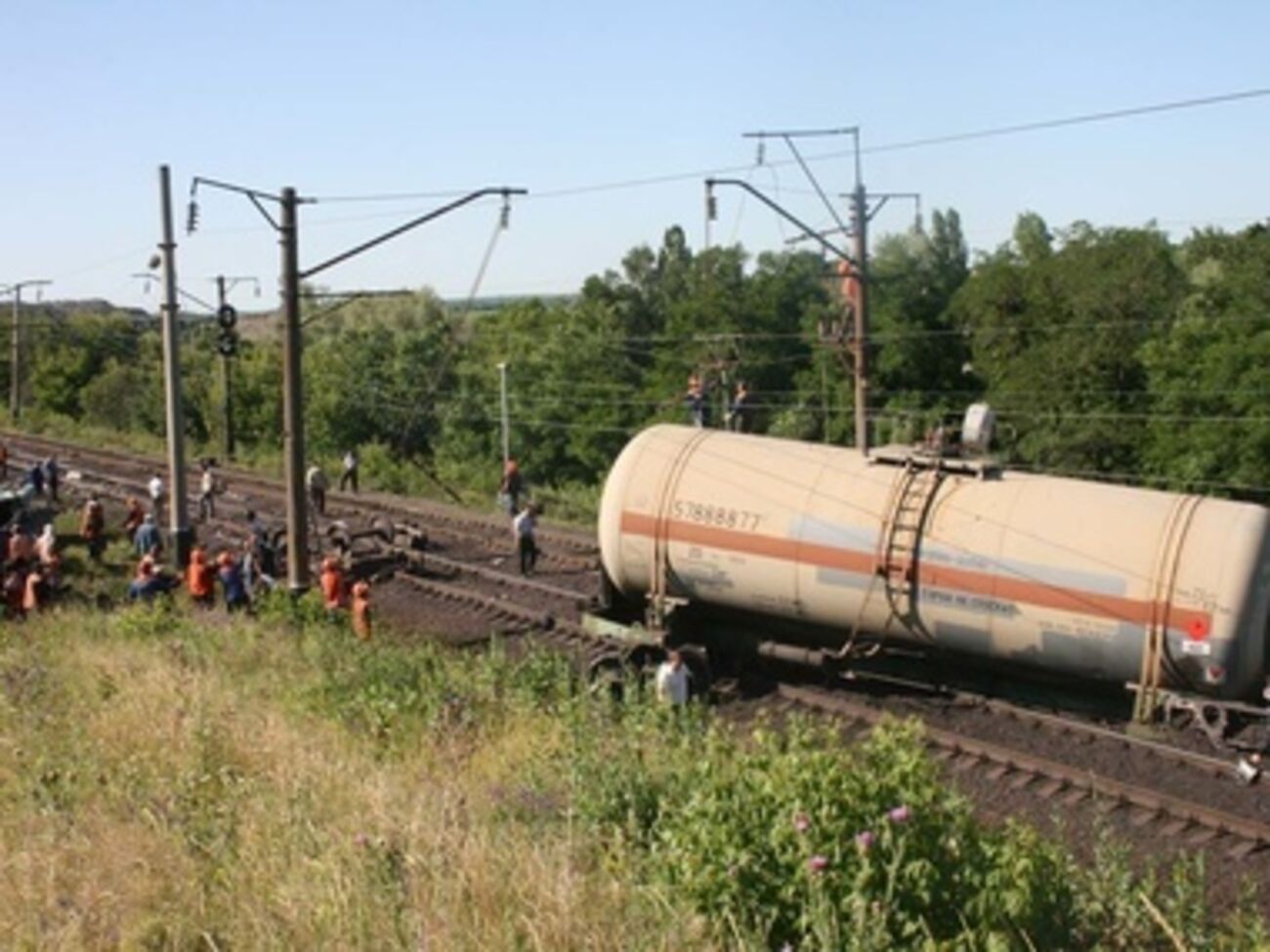 Последствия аварии ликвидируют&nbsp;50 работников железной дороги и 15 сотрудников пожарно-спасательной службы