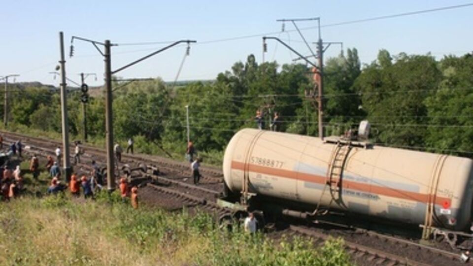 Последствия аварии ликвидируют 50 работников железной дороги и 15 сотрудников пожарно-спасательной службы