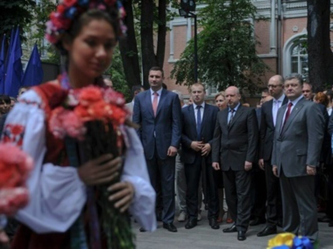 Порошенко, Турчинов и Яценюк отметили День Конституции. Фоторепортаж