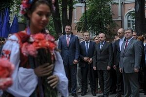 Порошенко, Турчинов и Яценюк отметили День Конституции. Фоторепортаж