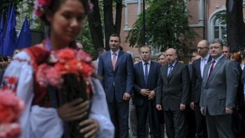 Порошенко, Турчинов и Яценюк отметили День Конституции. Фоторепортаж