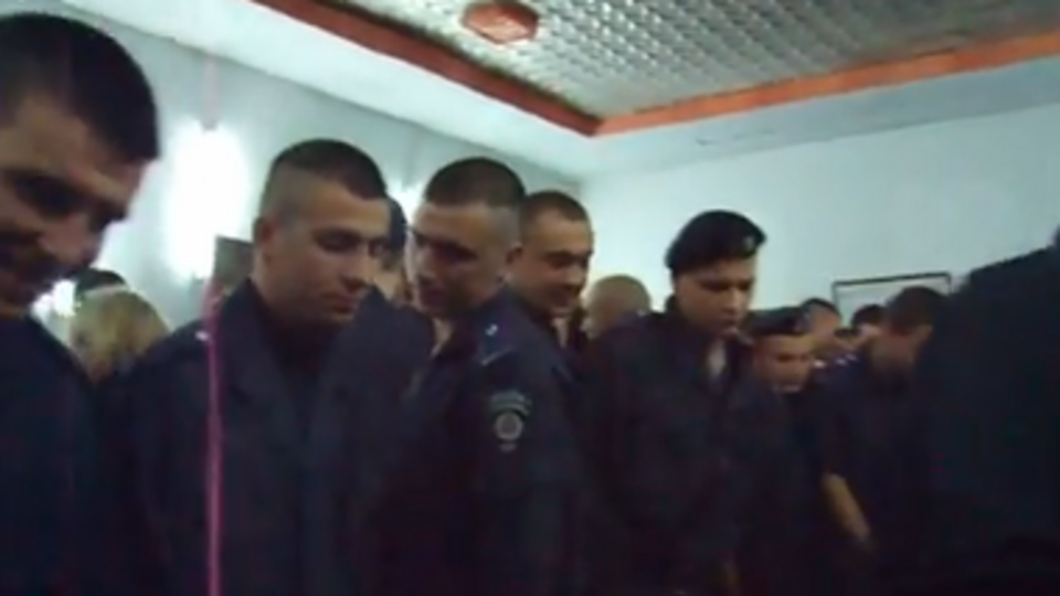 Когда бойцы услышали, что желающие принять присягу должны выйти на плац, они вернулись на свои места в зале