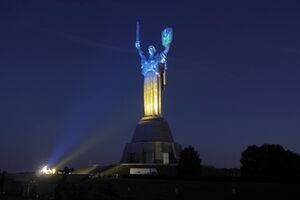 Памятник Родине-матери "покрасили" в патриотические цвета