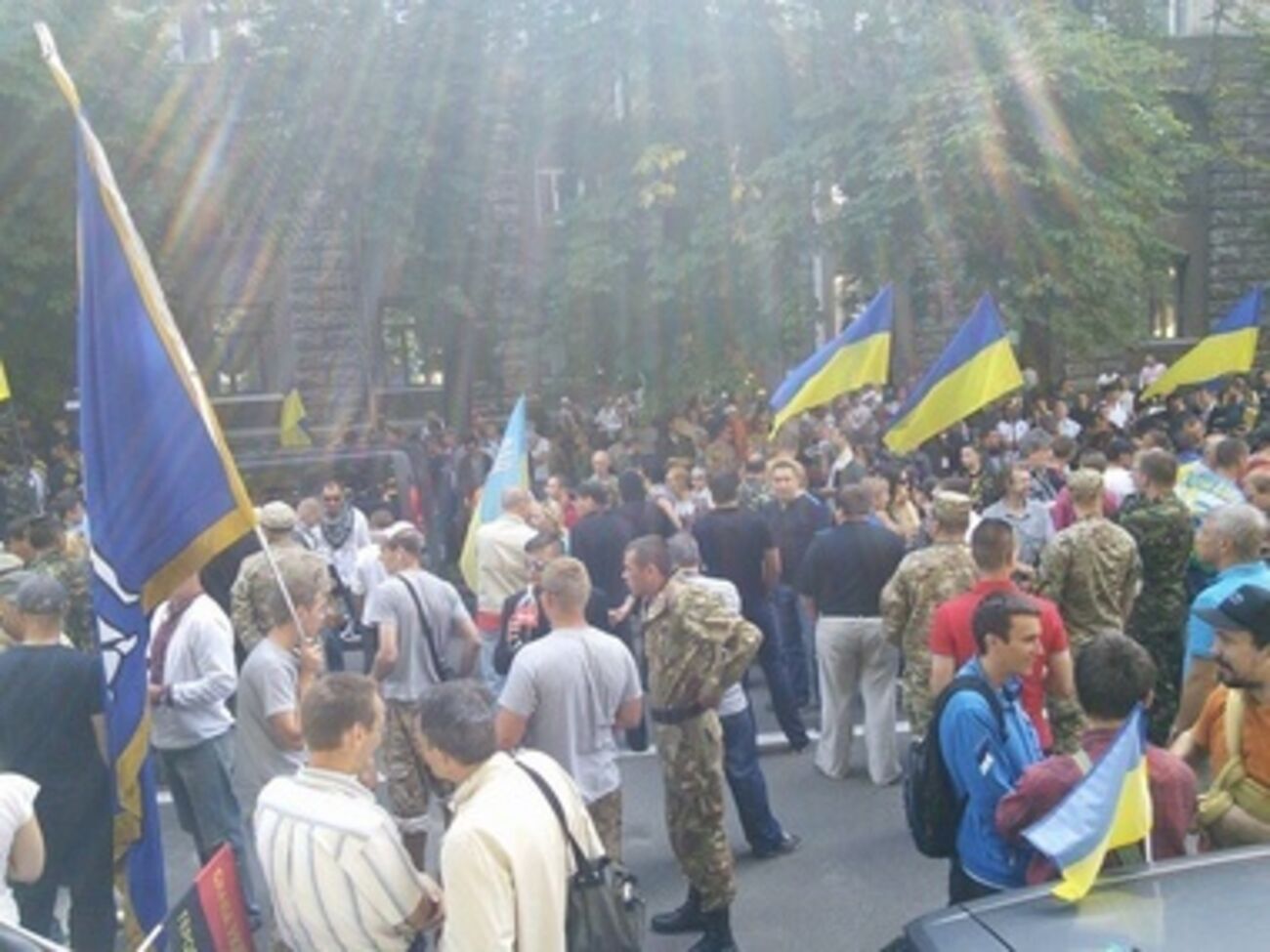 Активисты пикетируют АП