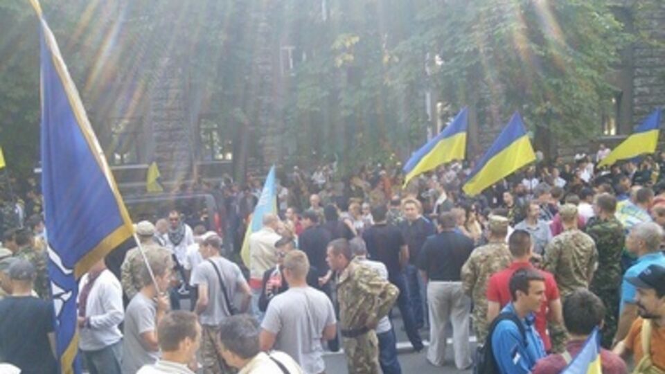 Активисты пикетируют АП