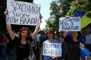 Рядом с добровольцами батальонов возобновить АТО требовали обычные граждане