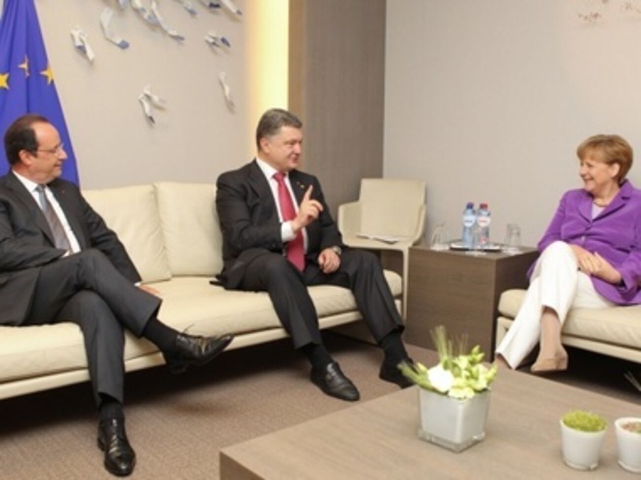 Порошенко встречался с Меркель и Олландом 27 июня в Брюсселе