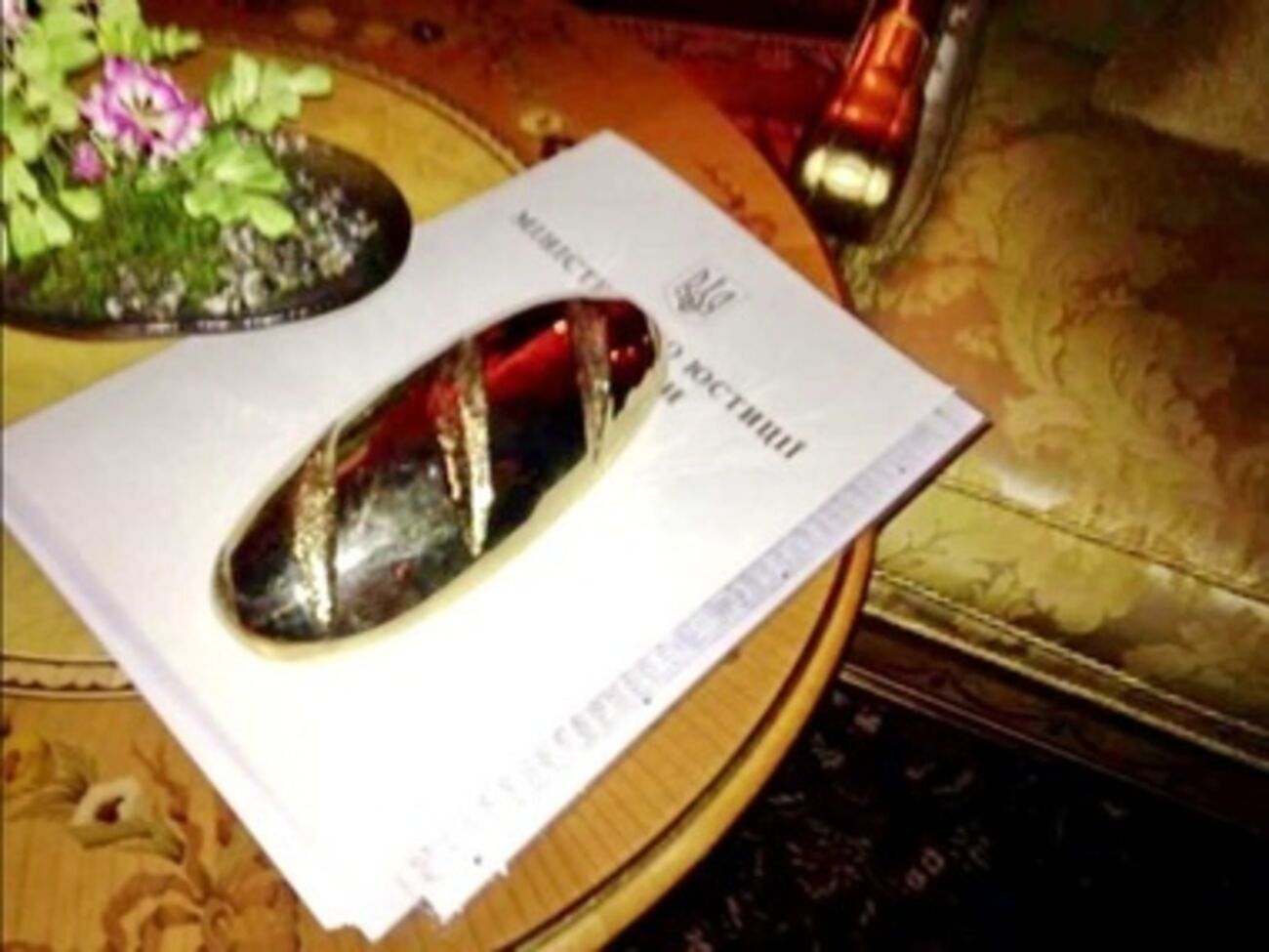 Янукович принимал много дорогих подарков, в том числе и батон из чистого золота