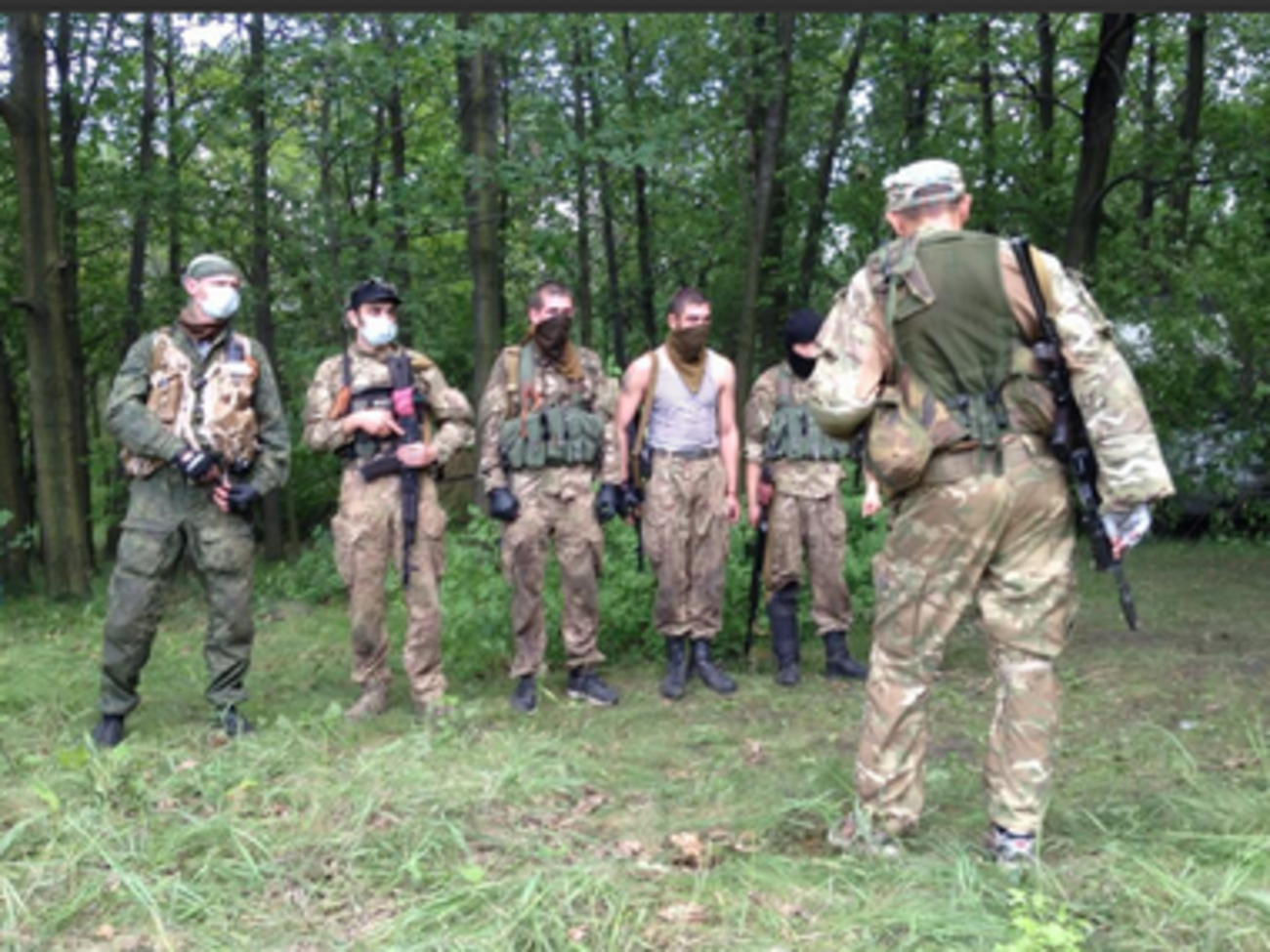 В лагере боевиков батальона "Восток". Российские националисты хоть и не особо хорошие солдаты, но в Кремле вызывают тревогу: ведь те, кто уцелеет, возвратятся в Россию опытными головорезами.