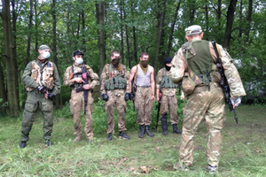 В лагере боевиков батальона "Восток". Российские националисты хоть и не особо хорошие солдаты, но в Кремле вызывают тревогу: ведь те, кто уцелеет, возвратятся в Россию опытными головорезами.