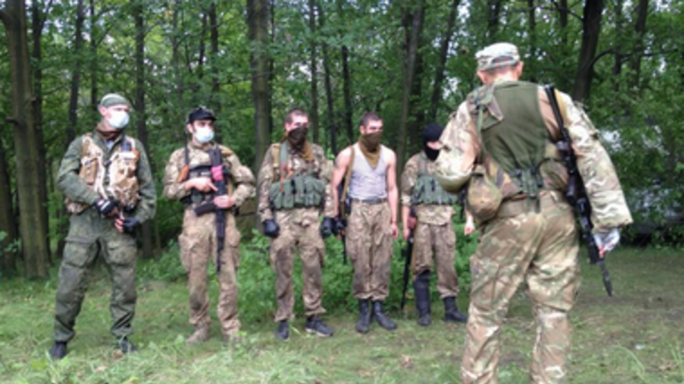 В лагере боевиков батальона "Восток". Российские националисты хоть и не особо хорошие солдаты, но в Кремле вызывают тревогу: ведь те, кто уцелеет, возвратятся в Россию опытными головорезами.