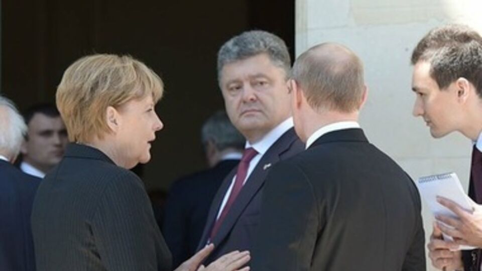 Лидеры Франции и Германии хотят, чтобы Порошенко продлил срок перемирия