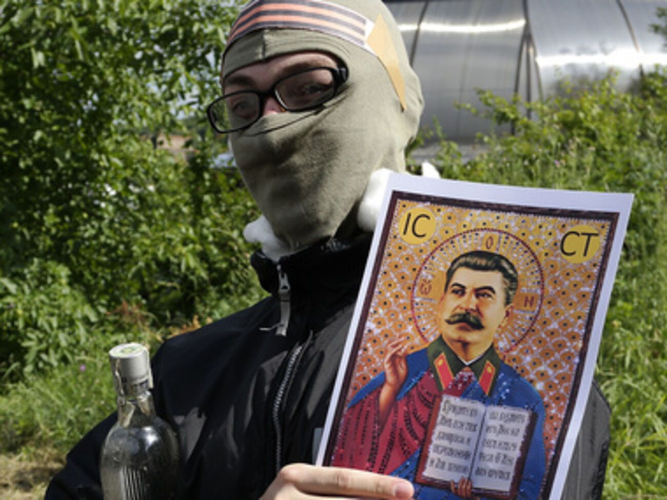 В Киеве под консульством России протестовали "квадратные ватники". Фоторепортаж