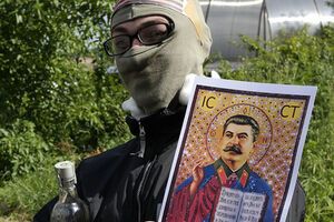 В Киеве под консульством России протестовали "квадратные ватники". Фоторепортаж