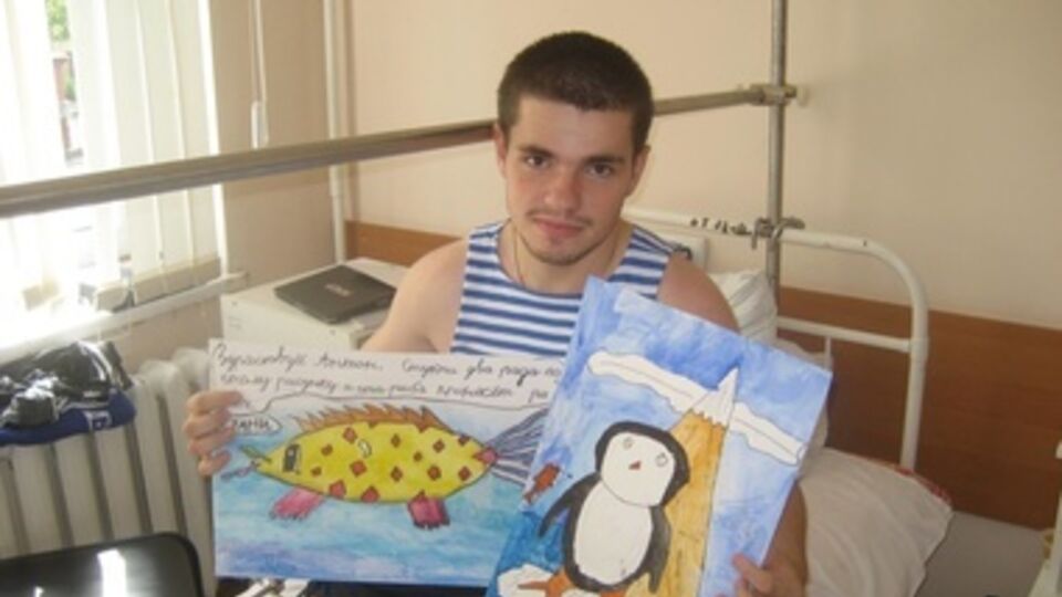 Дети поддержали раненых украинских солдат рисунками. Фоторепортаж