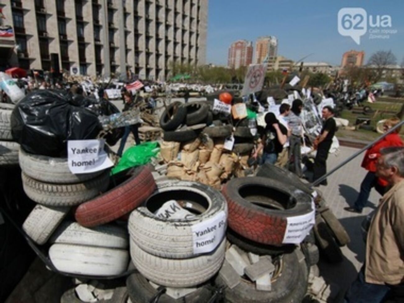 В Донецке разобрали одну из баррикад ДНР
